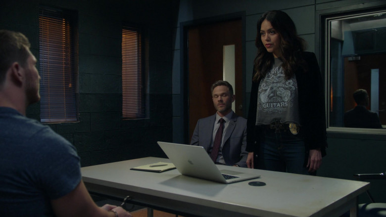 Apple MacBook Pro Laptop in The Rookie S05E02 Labor Day (4)