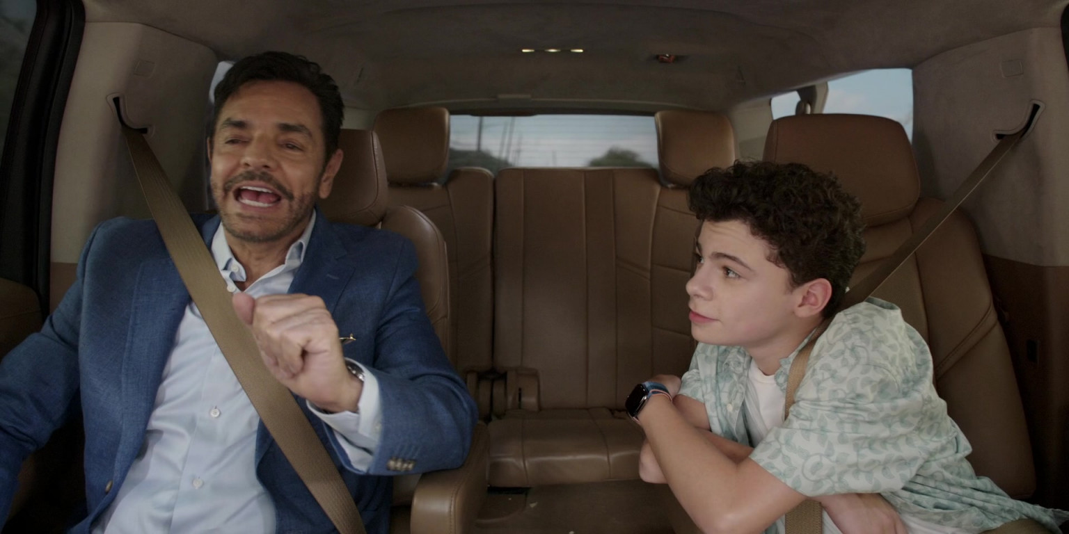 Apple Watch Of Raphael Alejandro As Hugo In Acapulco S02E02 "Hit Me With Your Best Shot" (2022)