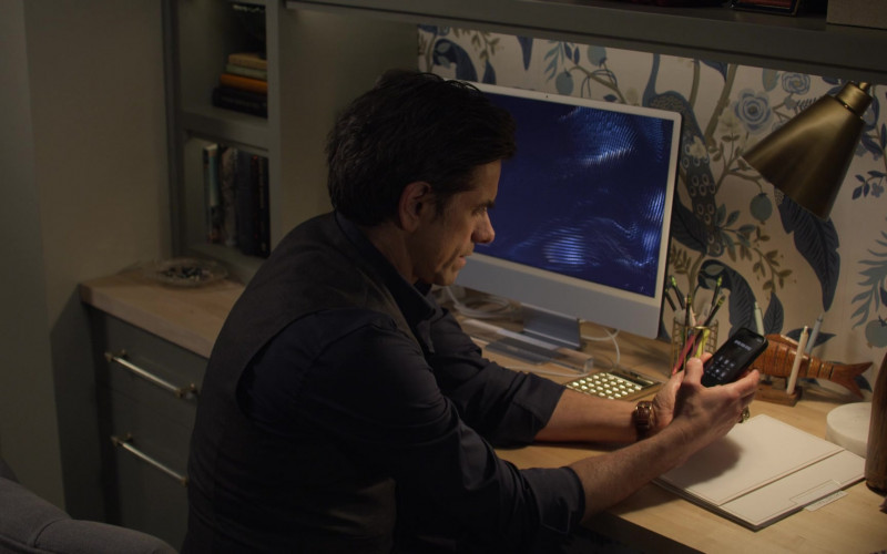 Apple iMac 24-inch All-In-One Computer of John Stamos as Marvyn Korn in Big Shot S02E09 Parent Trap (1)