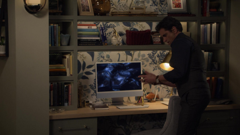 Apple iMac 24-inch All-In-One Computer of John Stamos as Marvyn Korn in Big Shot S02E09 Parent Trap (2)