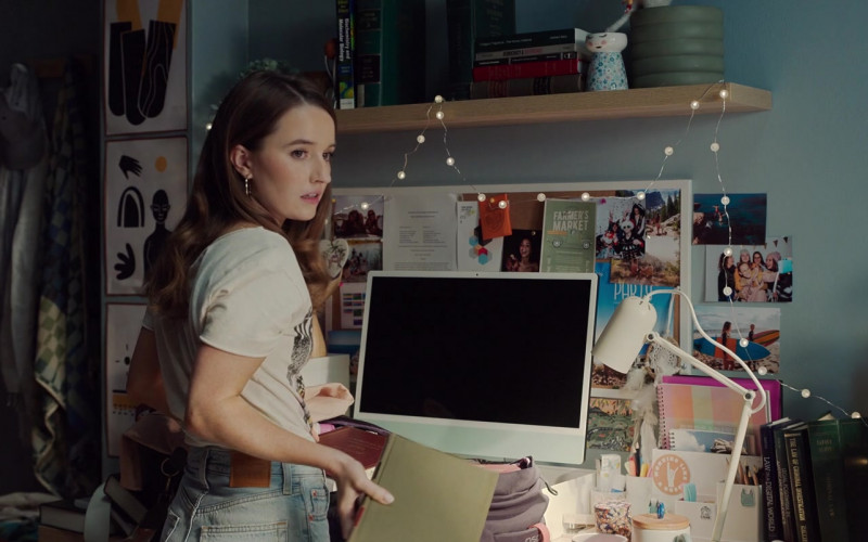 Apple iMac Computer of Kaitlyn Dever as Lily Cotton in Ticket to Paradise (2022)