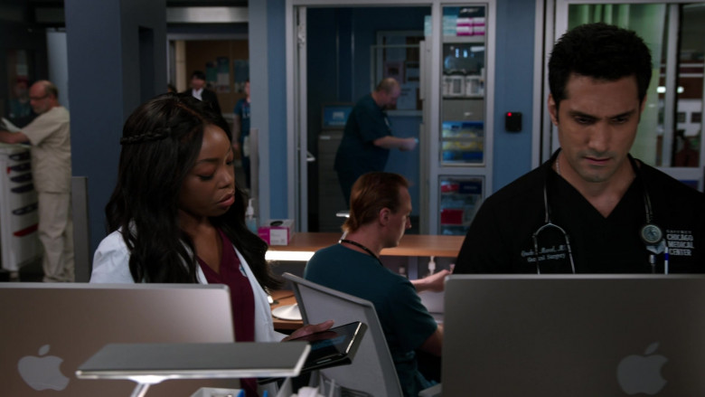 Apple iMac Computers in Chicago Med S08E03 Winning the Battle, but Still Losing the War (2)