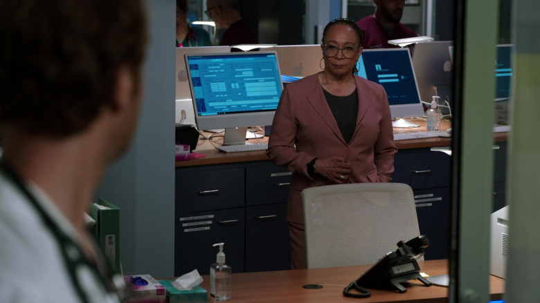 Apple iMac Computers in Chicago Med S08E03 Winning the Battle, but Still Losing the War (8)