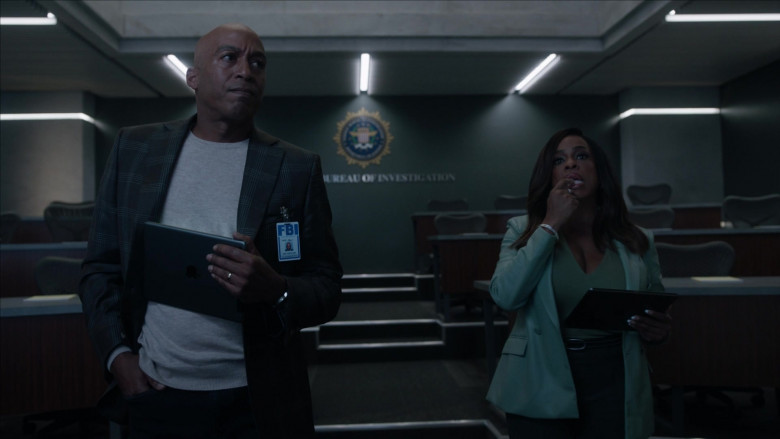Apple iPad Tablets in The Rookie Feds S01E03 Star Crossed (3)