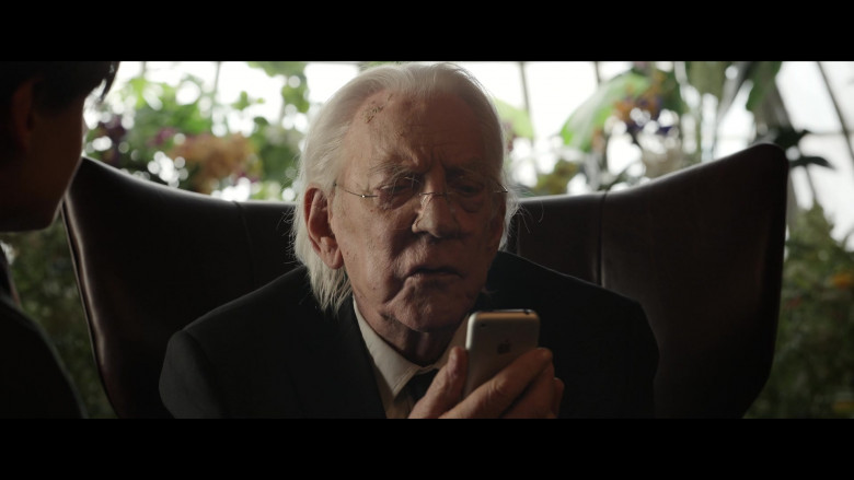 Apple iPhone Smartphone Held by Donald Sutherland as Mr. Harrigan in Mr. Harrigan's Phone (2)