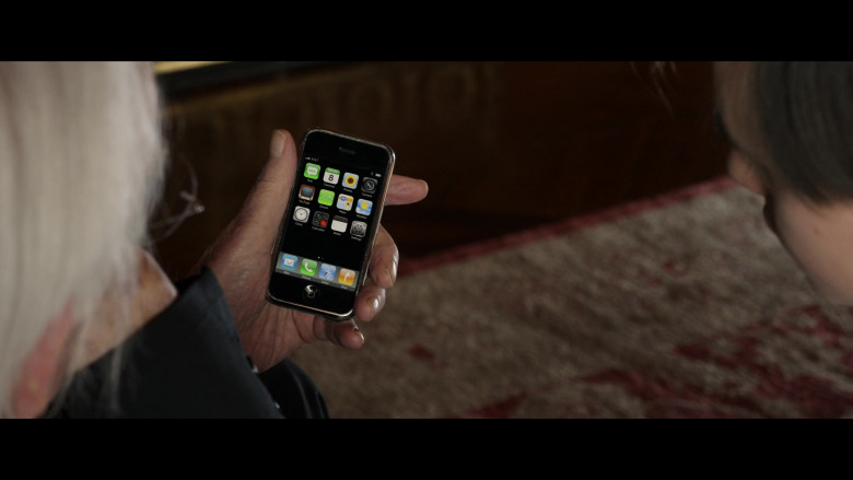 Apple iPhone Smartphone Held by Donald Sutherland as Mr. Harrigan in Mr. Harrigan's Phone (3)