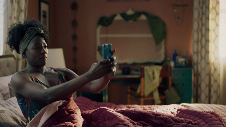 Apple iPhone Smartphone in Queen Sugar S07E05 With a Kind of (2022)
