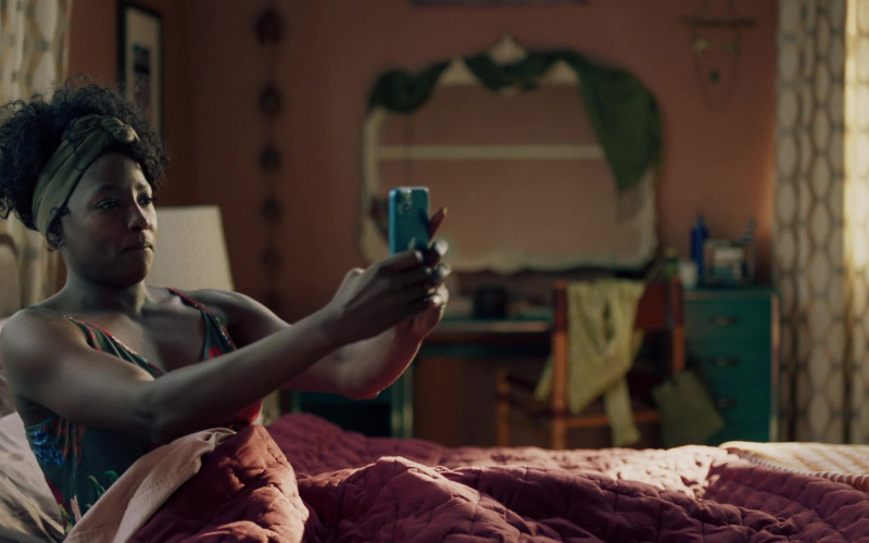 Apple iPhone Smartphone in Queen Sugar S07E05 With a Kind of (2022)