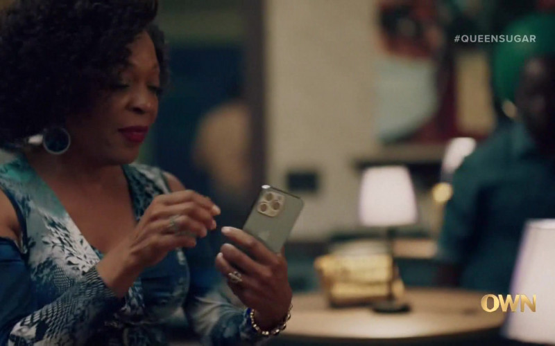 Apple iPhone Smartphone in Queen Sugar S07E06 Soothing Electric Vibration (2022)