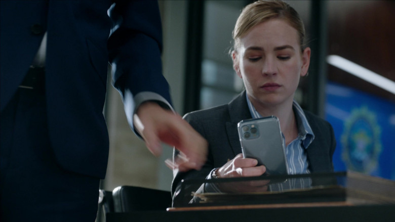 Apple iPhone Smartphone in The Rookie Feds S01E05 Felicia (2022)