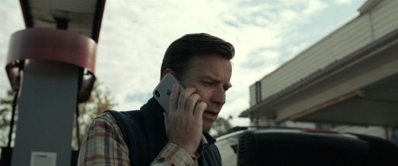Apple iPhone Smartphone of Ewan McGregor as Raymond in Raymond & Ray (2022)