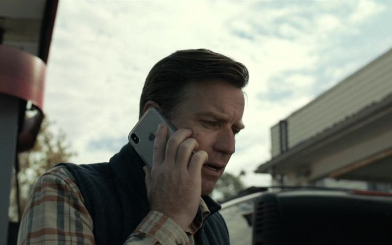 Apple iPhone Smartphone of Ewan McGregor as Raymond in Raymond & Ray (2022)