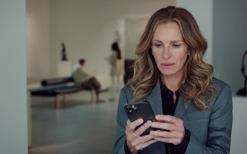 Apple iPhone Smartphone of Julia Roberts as Georgia Cotton in Ticket to Paradise (2022)