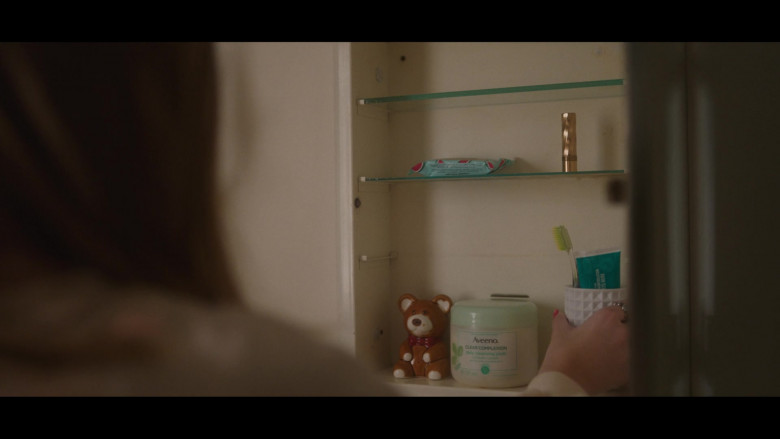 Aveeno Clear Complexion Daily Facial Cleansing Pads in The Watcher S01E01 Welcome, Friends (2022)