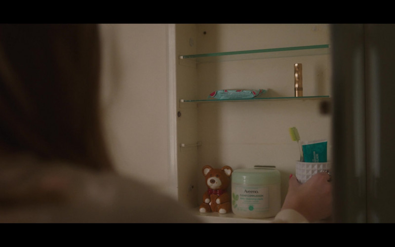 Aveeno Clear Complexion Daily Facial Cleansing Pads in The Watcher S01E01 Welcome, Friends (2022)