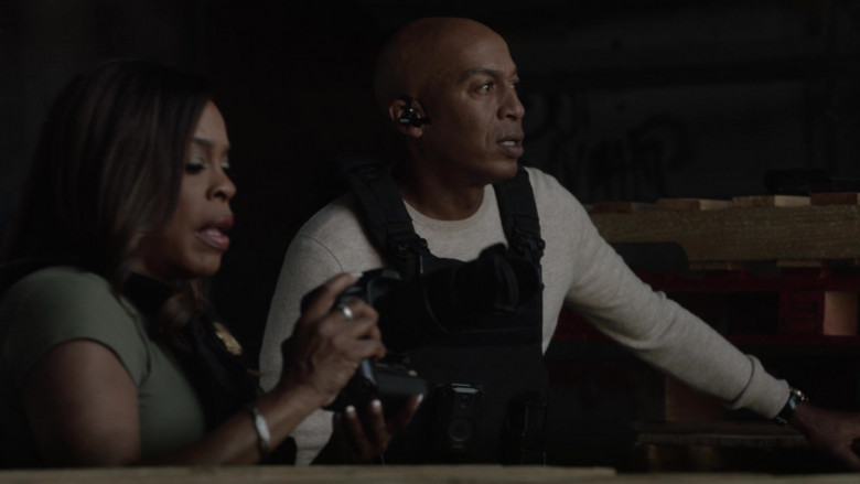 Axon Bodycams in The Rookie Feds S01E03 Star Crossed (3)