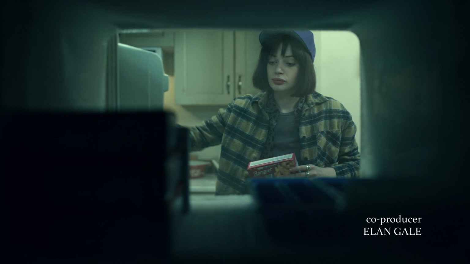 Banquet Frozen Dinner Of Ruth Codd As Anya In The Midnight Club S01E07 "Anya" (2022)