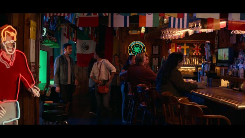 Bud Light Beer Sign in From Scratch S01E02 Carne e Ossa (2022)