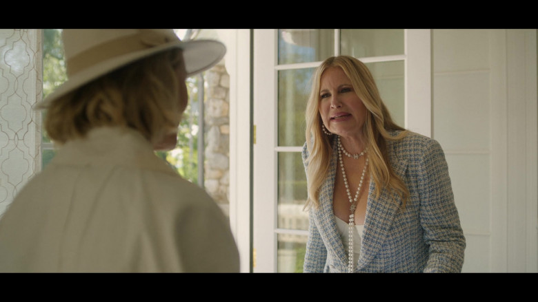 Chanel Pearl Necklace of Jennifer Coolidge as Karen Calhoun in The Watcher S01E01 Welcome, Friends (2022)