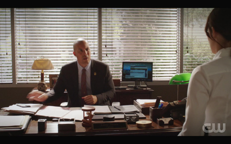 Dell Monitor in Walker S03E02 Sittin' on a Rainbow (2022)