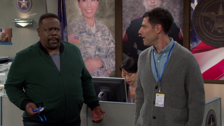 Dell Monitors in The Neighborhood S05E05 Welcome to the Art of Negotiation (3)