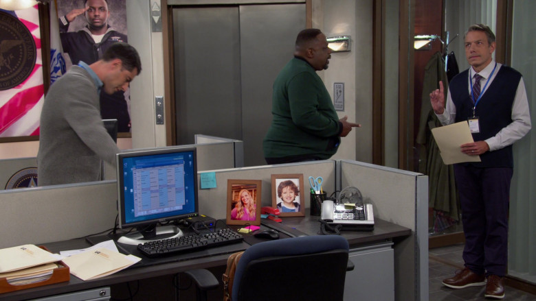 Dell Monitors in The Neighborhood S05E05 Welcome to the Art of Negotiation (4)