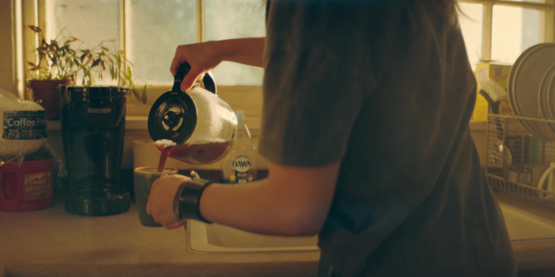 Folgers Coffee, Black + Decker Coffee Maker, Dawn Dishwashing Liquid in The Peripheral S01E01 Pilot (2022)