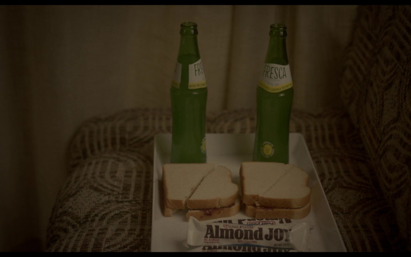 Fresca Sparkling Flavored Soda and Almond Joy Candy Bars in A Friend of the Family S01E02 "The Mission" (2022)