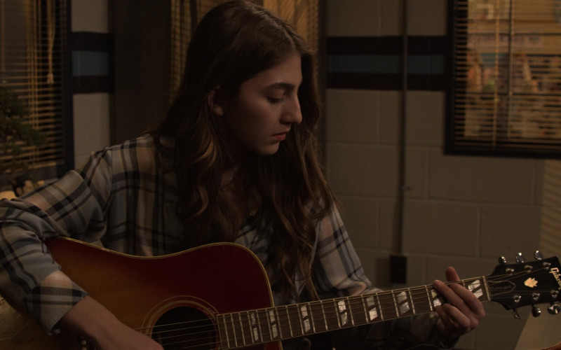 Gibson Guitar of Sophia Mitri Schloss as Emma Korn in Big Shot S02E06 It’s Going to Be Okay (1)