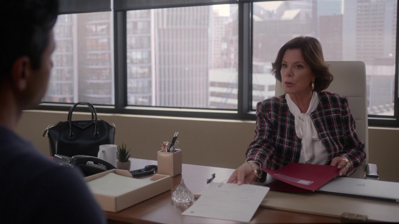 Givenchy Bag of Marcia Gay Harden as Margaret in So Help Me Todd S01E02 Co-pilot (1)