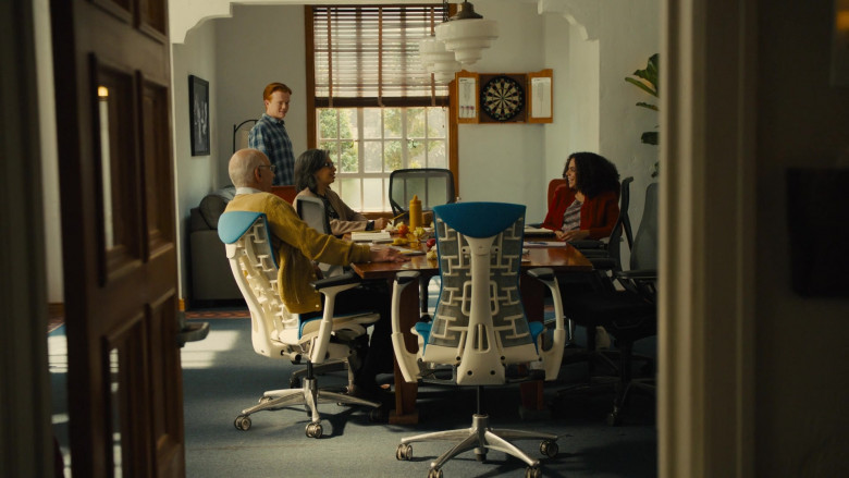 Herman Miller Chairs in Reboot S01E08 Who's the Boss (2022)