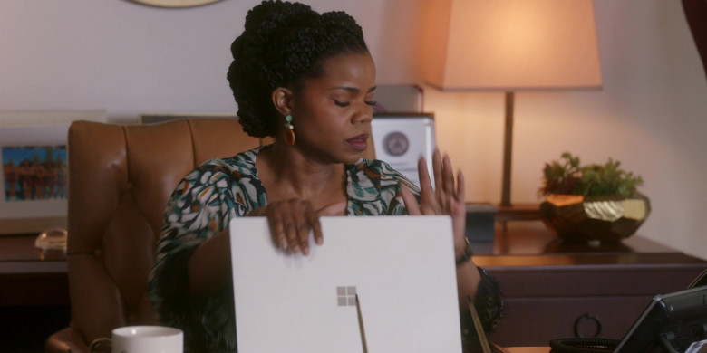 Microsoft Surface Laptops in All American Homecoming S02E01 We Need a Resolution (3)