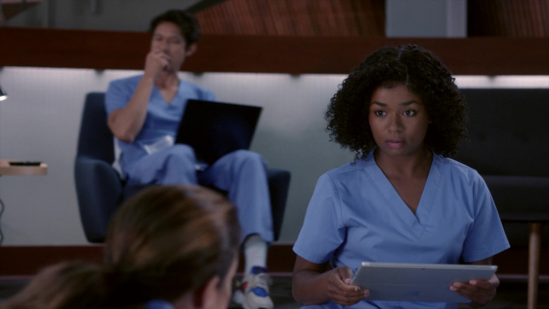 Microsoft Surface Tablets in Grey's Anatomy S19E02 Wasn't Expecting That (4)