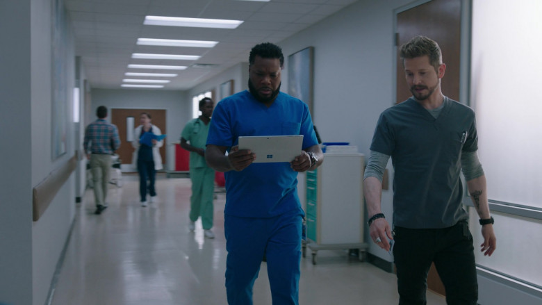 Microsoft Surface Tablets in The Resident S06E05 A River in Egypt (3)