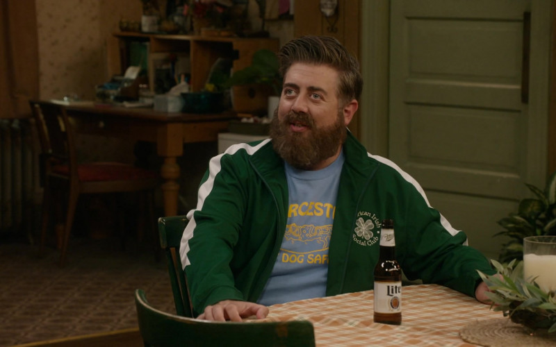 Miller Lite Beer Bottles in Kevin Can Fk Himself S02E08 Allison's House (5)