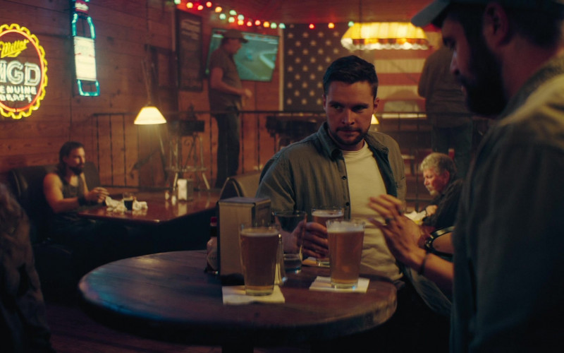 Miller MGD Genuine Draft and Budweiser Beer Signs in The Peripheral S01E02 Empathy Bonus (2022)