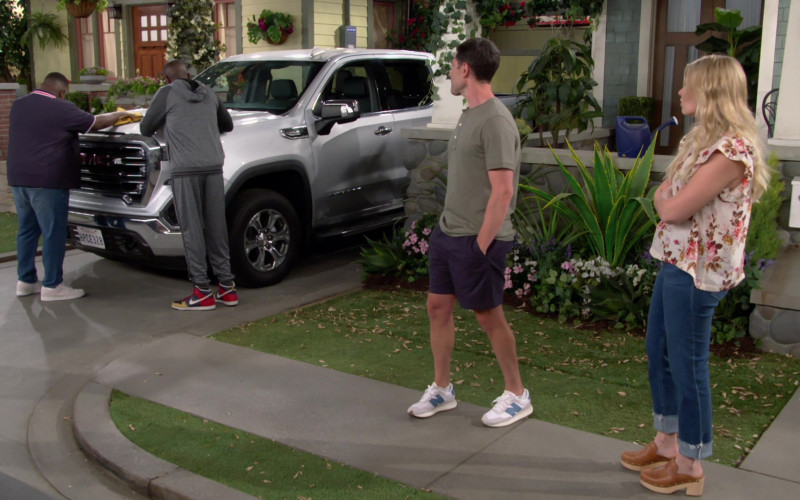 New Balance and Nike Shoes in The Neighborhood S05E03 Welcome to the Ballgame (2022)