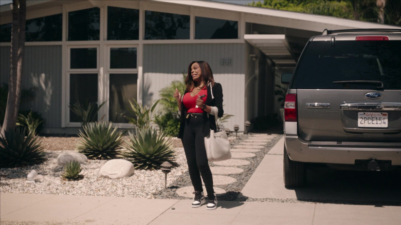Nike Air Jordan 1 Shoes Worn by Niecy Nash-Betts as Special Agent Simone Clark in The Rookie Feds S01E03 Star Crossed (2)