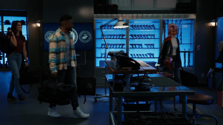 Nike Men’s Sneakers of Caleb Castille as Devin Roundtree in NCIS Los Angeles S14E01 Game of Drones (2022)