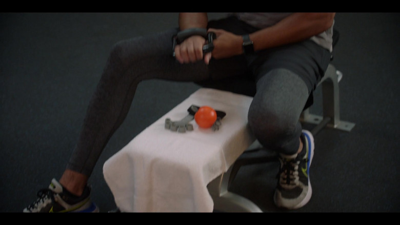 Nike Sneakers in All American S05E01 Ludacrismas (2)