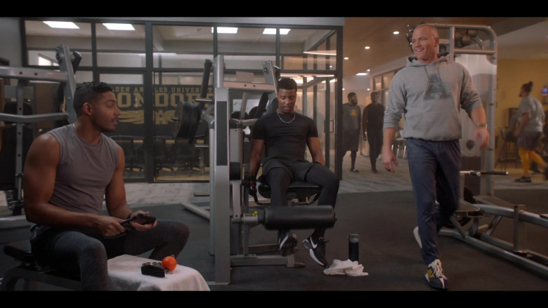 Nike Sneakers in All American S05E01 Ludacrismas (3)