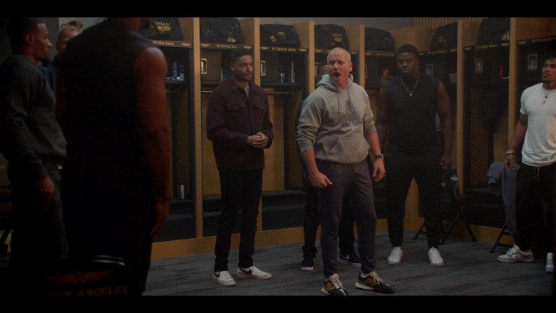 Nike Sneakers in All American S05E01 Ludacrismas (4)