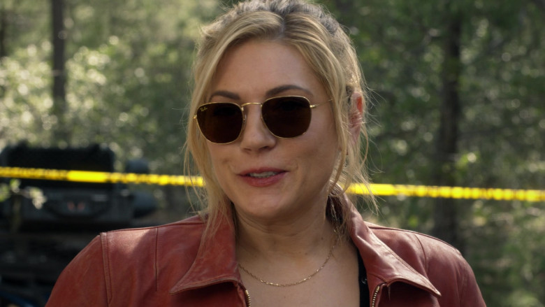 Ray-Ban Sunglasses of Katheryn Winnick as Jenny Hoyt in Big Sky S03E05 Flesh and Blood (2)