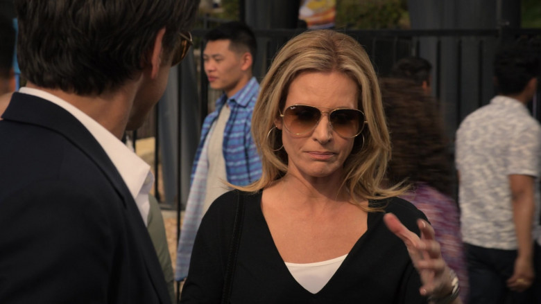 Ray-Ban Women's Aviator Sunglasses of Jessalyn Gilsig as Holly Barrett in Big Shot S02E04 (2)