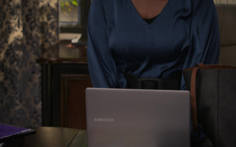 Samsung Notebook of Yvette Nicole Brown as Sherilyn Thomas in Big Shot S02E09 Parent Trap (1)