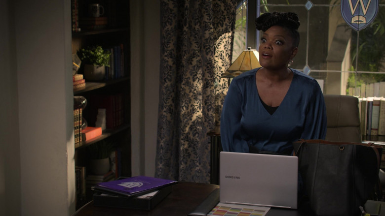 Samsung Notebook of Yvette Nicole Brown as Sherilyn Thomas in Big Shot S02E09 Parent Trap (2)