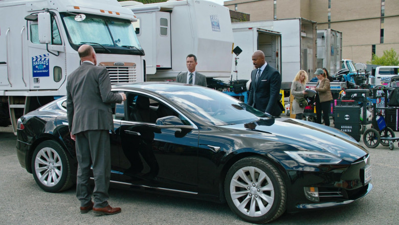Tesla Model S Car in Law & Order S22E04 Benefit of the Doubt (3)