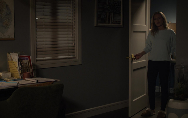Ugg Women's Cuffette II Slippers of Jessalyn Gilsig as Holly Barrett in Big Shot S02E09 Parent Trap (2022)