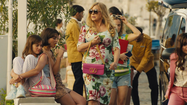 Valentino Pink Bag of Jennifer Coolidge as Tanya McQuoid in The White Lotus S02E01 Ciao (1)