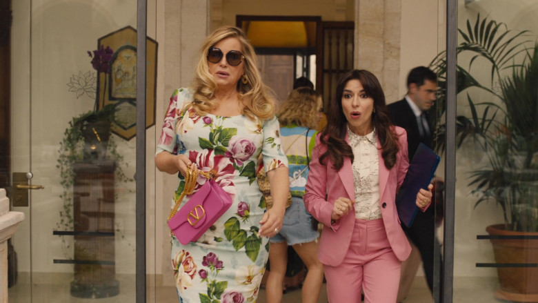 Valentino Pink Bag of Jennifer Coolidge as Tanya McQuoid in The White Lotus S02E01 Ciao (2)